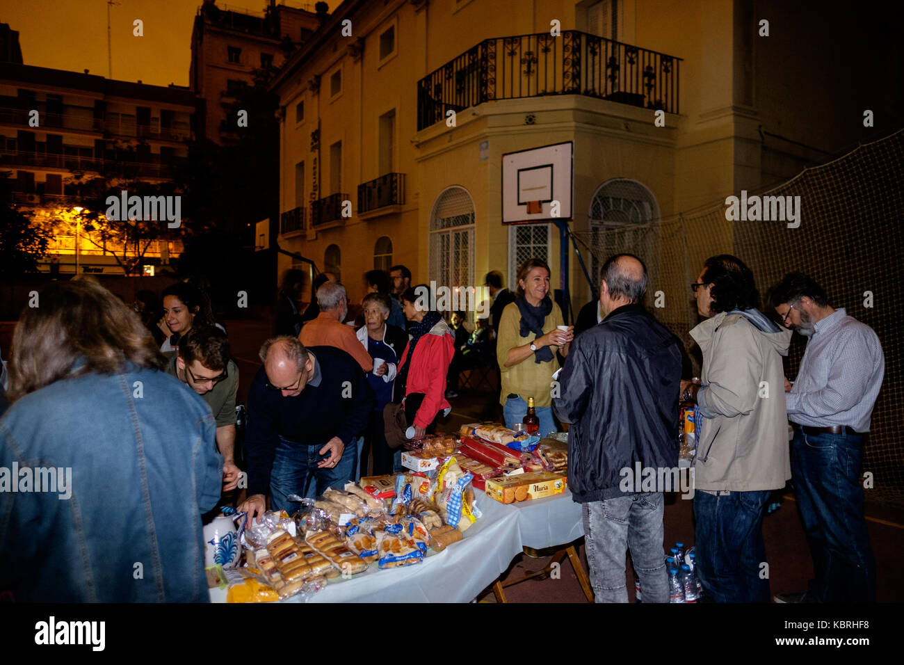 Escola Augusta. 1 Octubre, 2017. Una multitud de gente de todas las edades se concentra en la puerta para reivindicar su derecho al voto. Banque D'Images