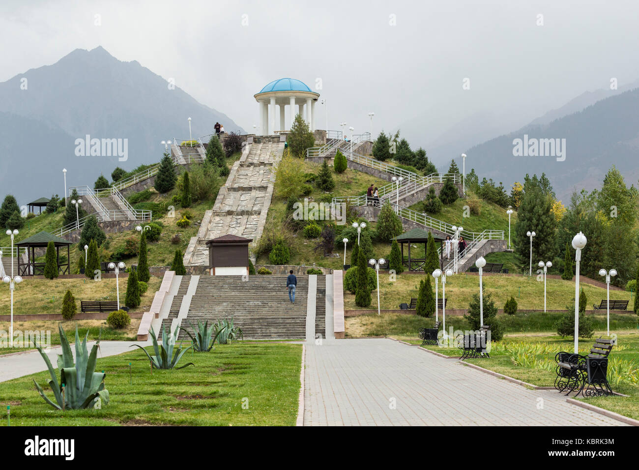 Almaty, Kazakhstan, le 23 septembre 2017 : voir au monument avec des escaliers et les montagnes au lever du soleil, le fond de ciel dans le parc de premier président dendra nu Banque D'Images