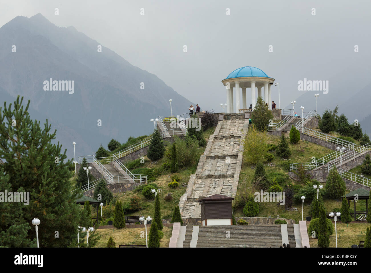 Almaty, Kazakhstan, le 23 septembre 2017 : voir au monument avec des escaliers et les montagnes au lever du soleil, le fond de ciel dans le parc de premier président dendra nu Banque D'Images