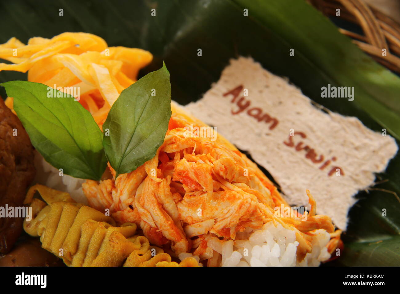 Nasi ayam kucing javanais. suwir petite partie plat de riz avec poulet épicé topping et accompagnement de satay. Banque D'Images