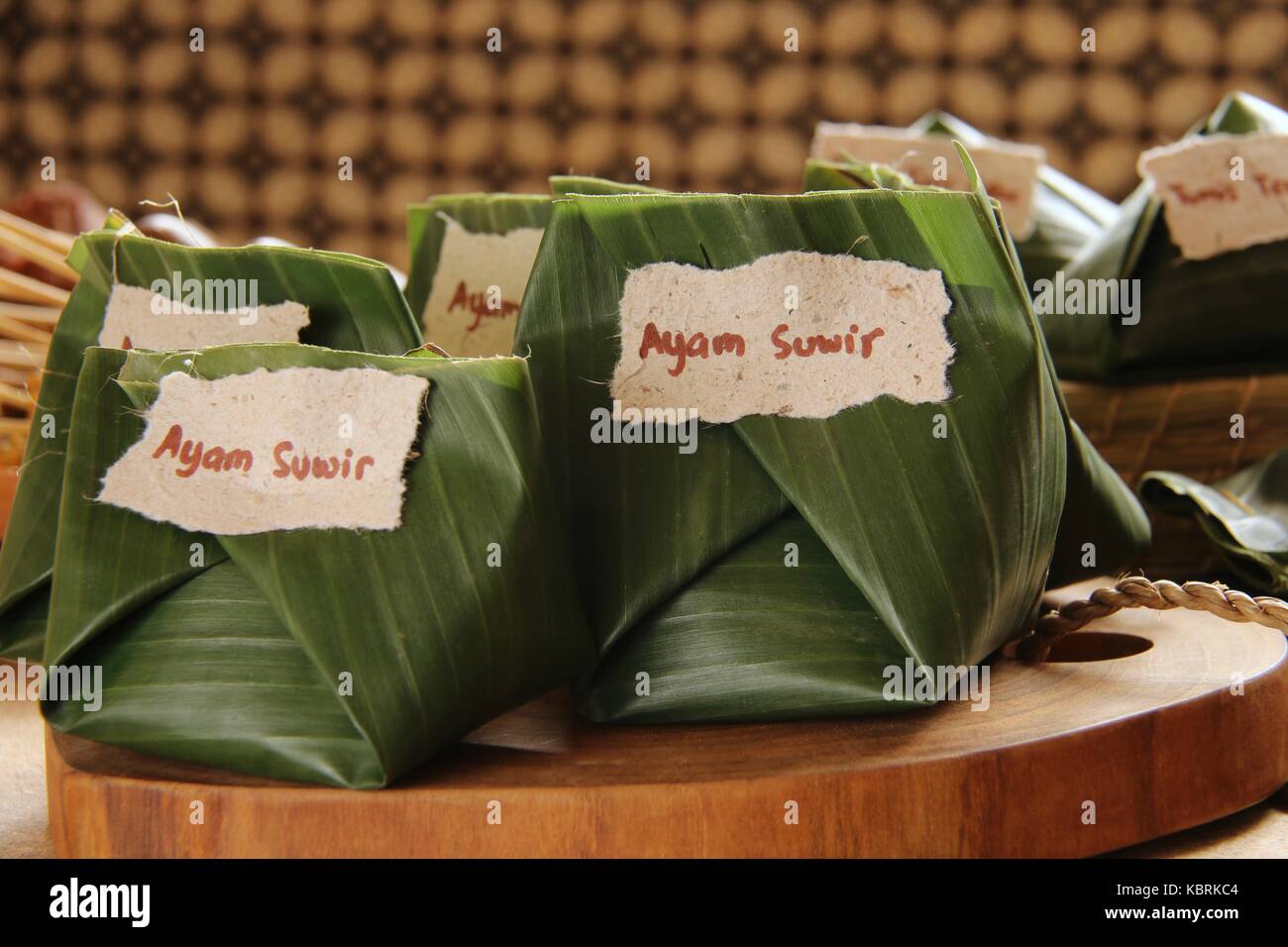 Nasi ayam kucing javanais. suwir petite partie plat de riz avec poulet épicé topping ; servi dans des feuilles de banane de colis. Banque D'Images
