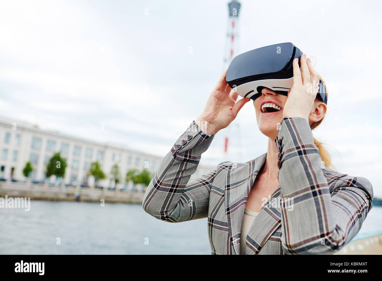 Femme dans la réalité virtuelle Banque D'Images