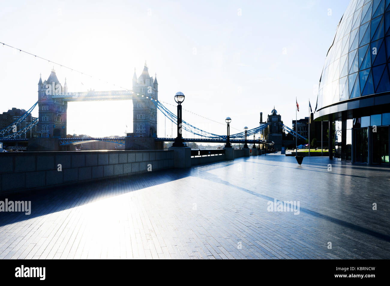 Uk, Londres, Tower Bridge et la banque de tamise au lever du soleil Banque D'Images