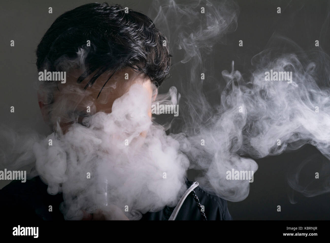 Jeune homme vape cigarette lectronique l'aide d'un nuage de fume, de trucs et astuces mod vaping device arrire-plan Photo Stock - Alamy Jeune homme vape cigarette lectronique l'aide d'un nuage de fume, de trucs et astuces mod vaping device arrire-plan Photo Stock - Alamy