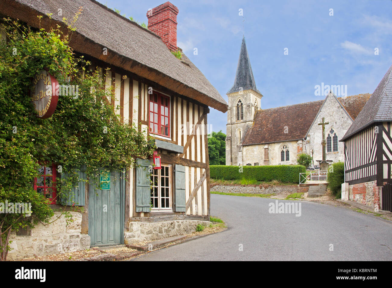 Pierrefitte-en-Auge village avec église St Denis Calvados Normandie France Banque D'Images