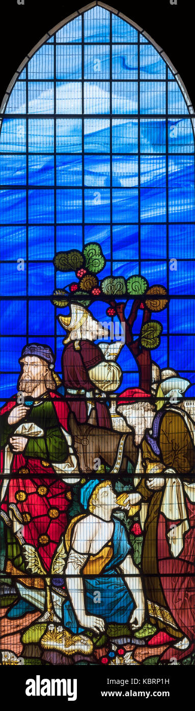 Le Bon Samaritain décrite par revivaliste gothique chiffres avec un arrière-plan dramatique du 20e siècle, l'abbaye de Hexham, Royaume-Uni Banque D'Images