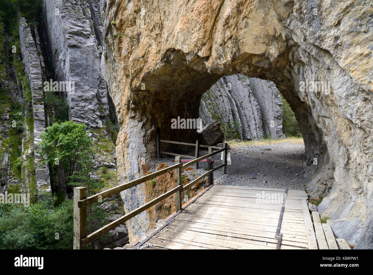Sentier, pont en bois et tunnel rocheux sculpté en pierre à travers le Canyon ou la voie de la peine Tarton Alpes-de-haute-Provence France Banque D'Images