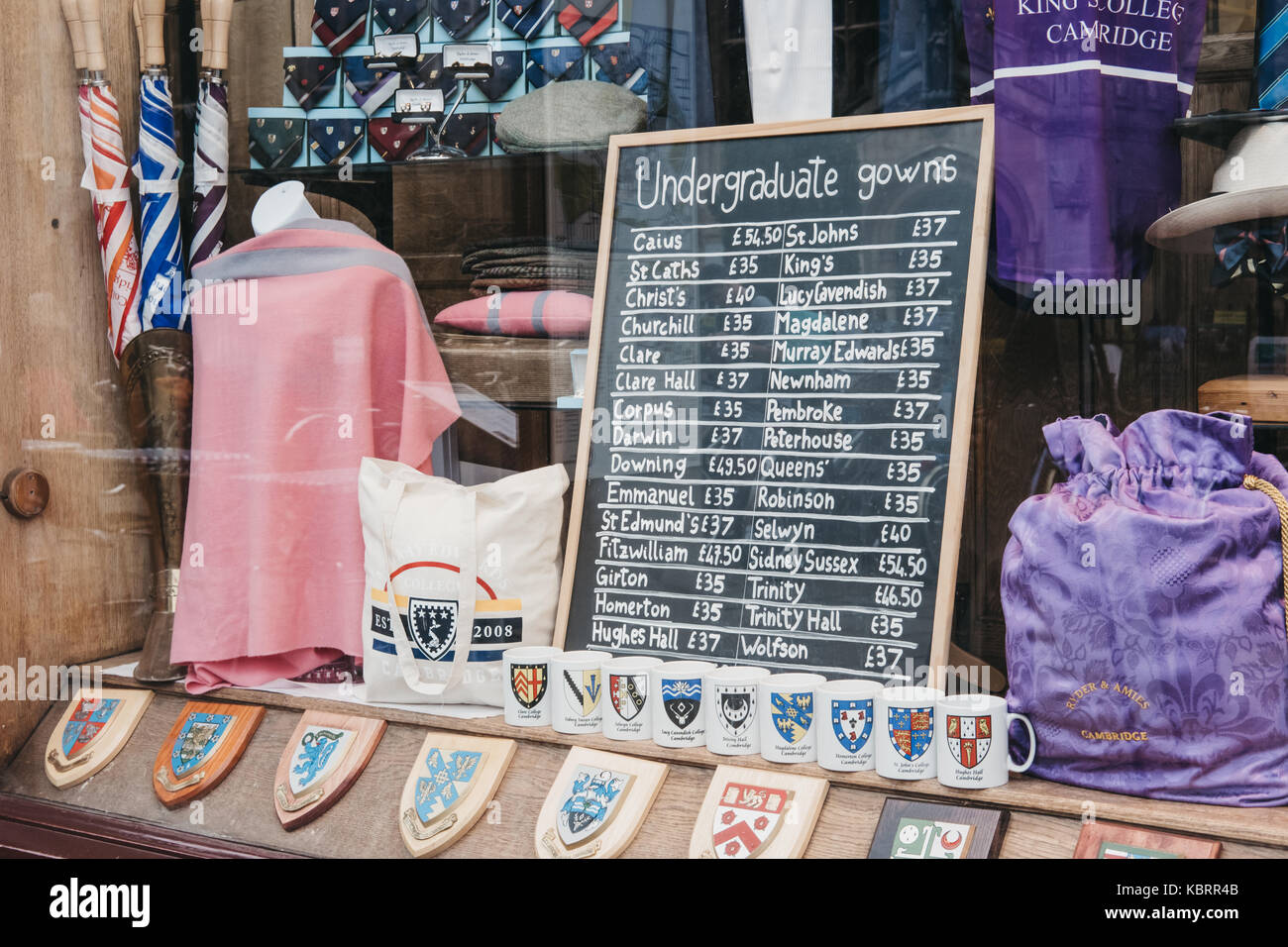 Afficher la fenêtre de Ryder & Amies clothes store où les étudiants et les touristes peuvent acheter des vêtements avec le college crest et voitures robes de cérémonie. Banque D'Images