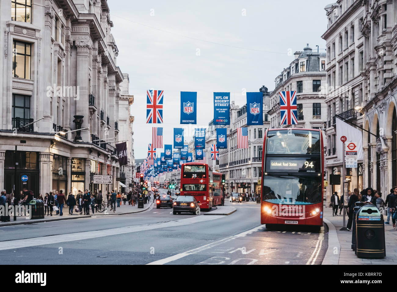 Des autobus à impériale rouge sur Regent Street, à Londres. La rue est décorée avec des drapeaux de la NFL pour célébrer l'événement et quatre matches joués dans la NFL Banque D'Images