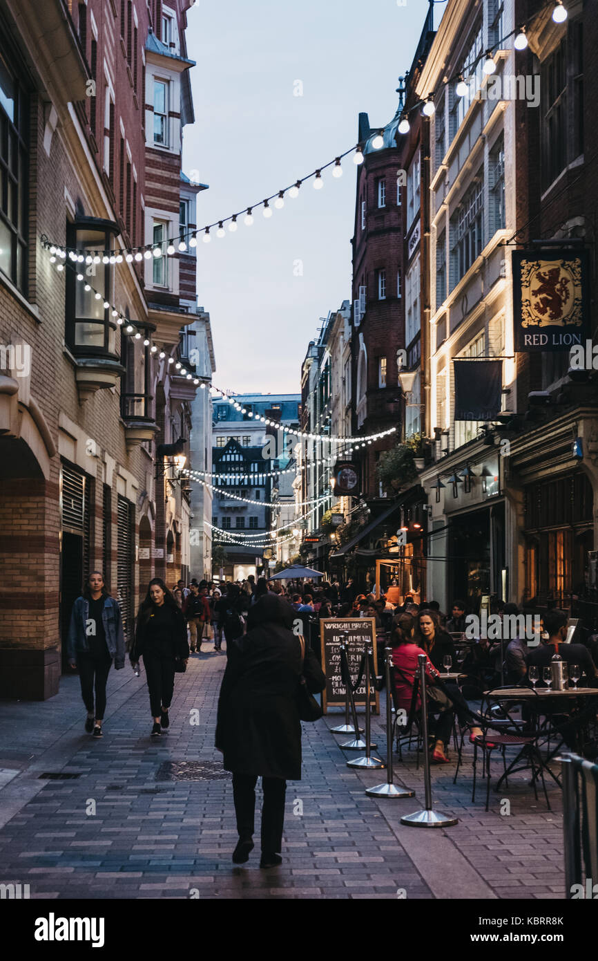 Les gens de marcher sous les cordes des lumières dans la rue Royale. Il s'étend du nord au sud, forment la liberté et parallèle et entre les rues Regent et Carnaby Banque D'Images