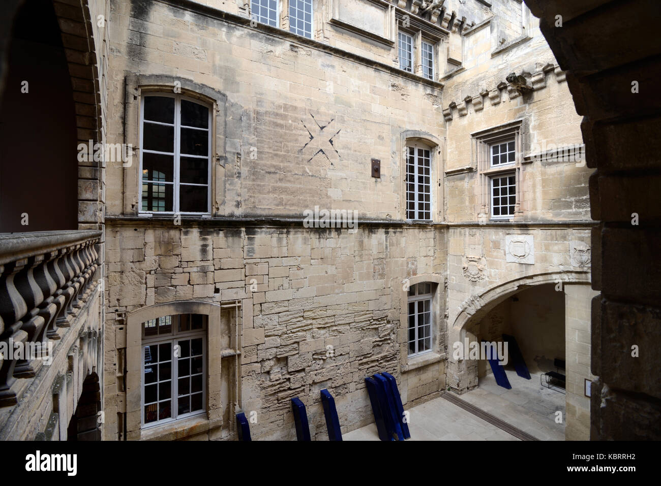Cour intérieure de la c15ème Maison de ville, anciennement Grand Prieuré de l'ordre de Malte, aujourd'hui Musée Réattu (c 15ème) Arles Provence France Banque D'Images
