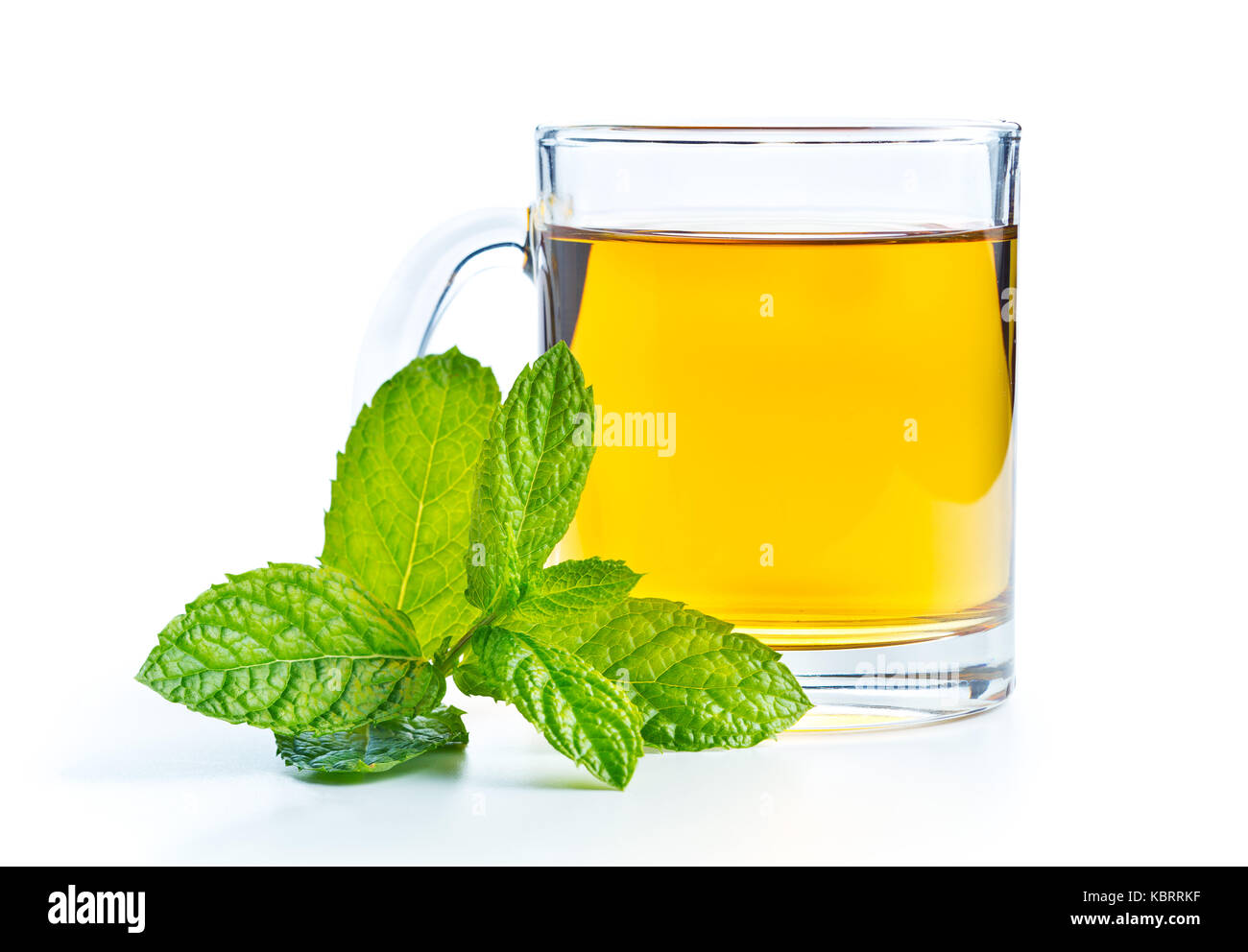 Le thé à la menthe et les feuilles de menthe isolé sur fond blanc. Banque D'Images