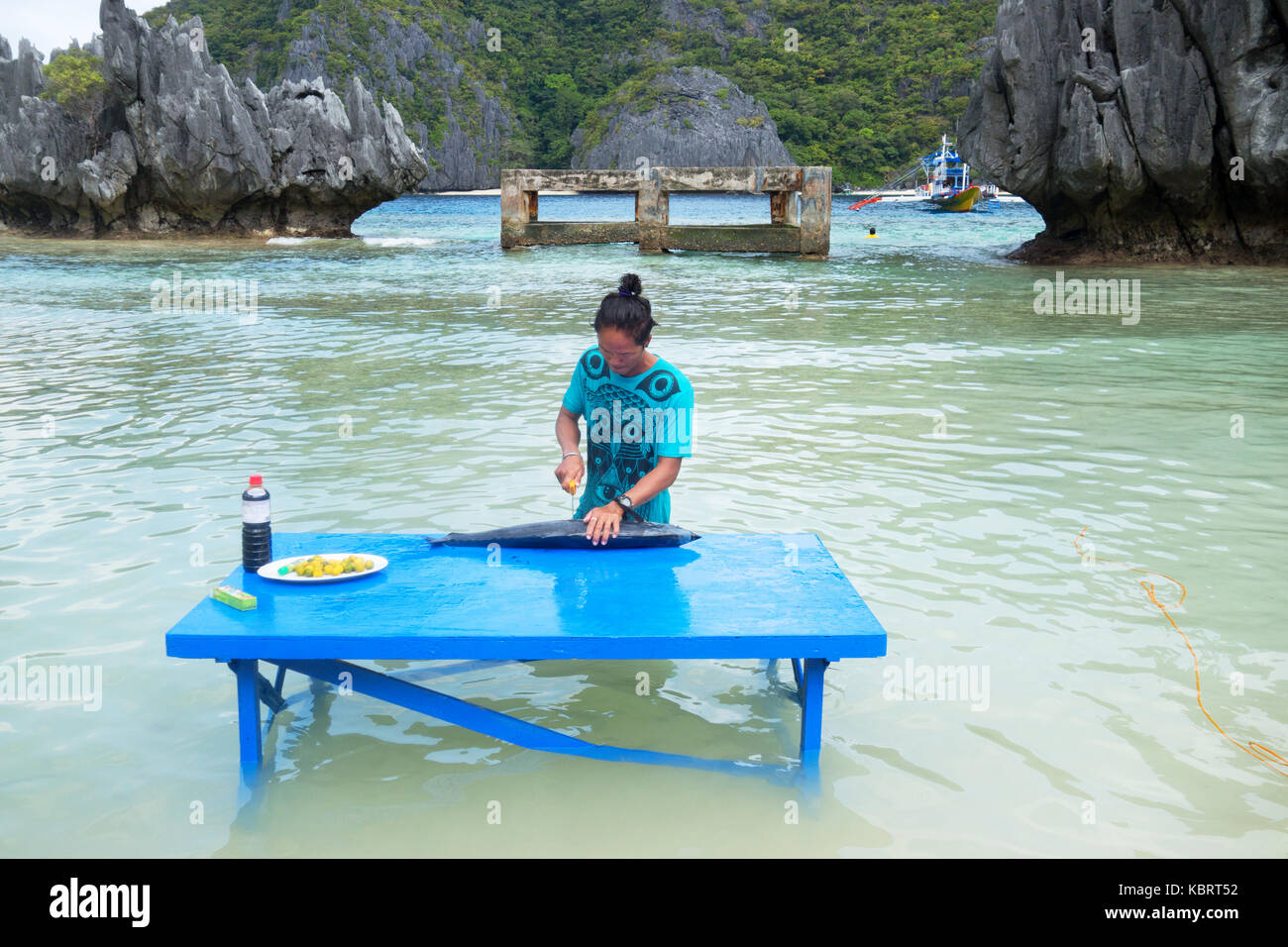 Philippines - La préparation des aliments au personnel de préparer un poisson pour manger, sur une île en île, de plage d'El Nido, El Nido, Palawan, Philippines, Asie Banque D'Images