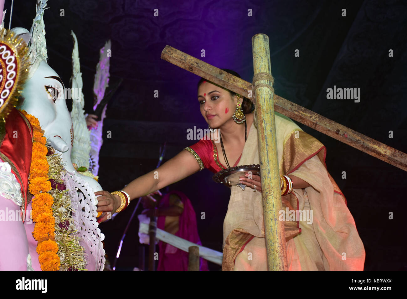 Mumbai, Inde. 30 septembre, 2017. film de Bollywood actrice rani mukherjee faisant des prières, idole de la Déesse Durga et les femmes mariées appliquer sindoor chaque autres donnent sur l'occassion de sindoor khela pour Vijaya Dashami célébration au dernier jour de Durga puja pandal de Mumbai. crédit : azhar khan/Alamy live news Banque D'Images