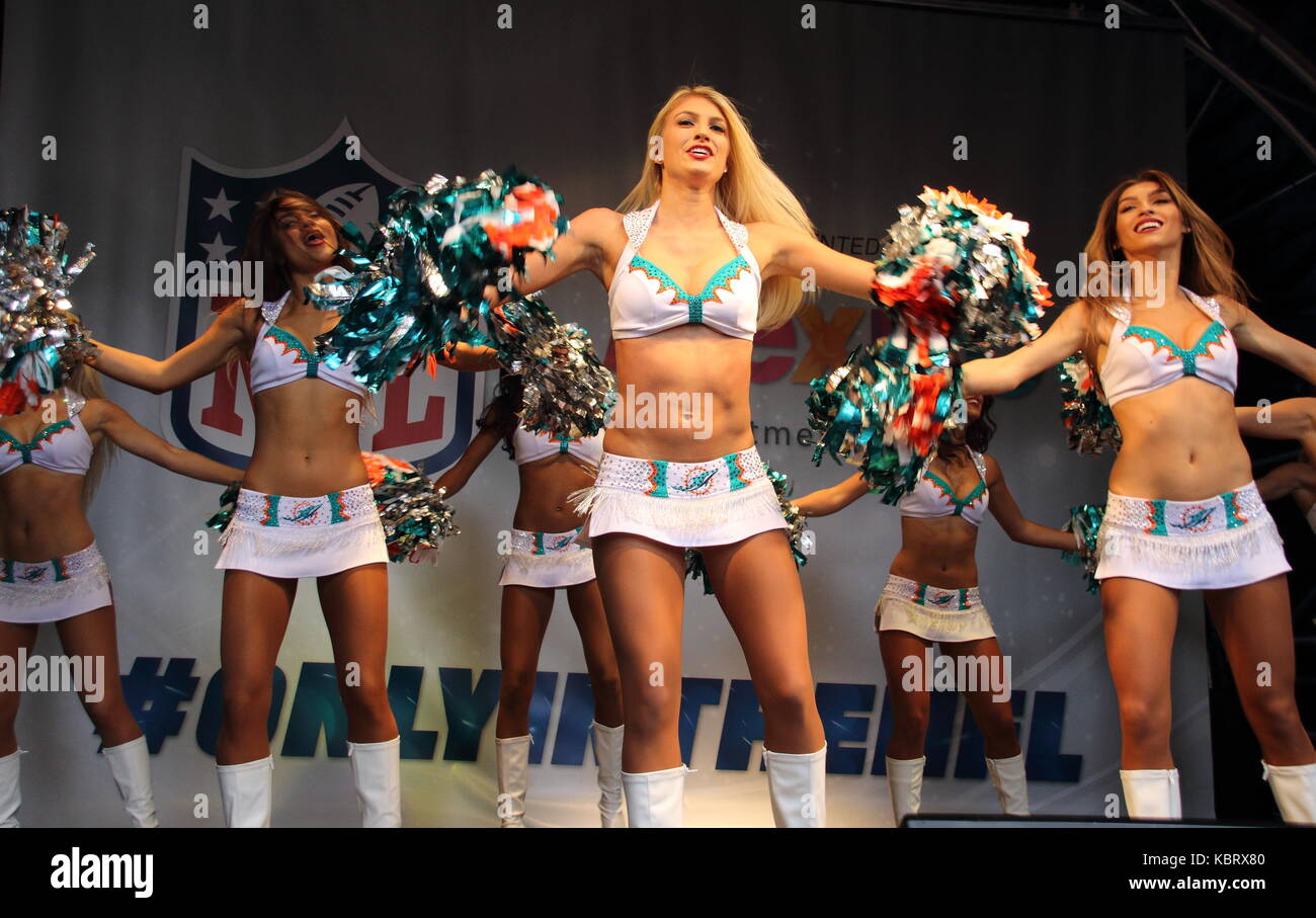 Londres, Royaume-Uni. 30 septembre, 2017. Miami Dolphins cheerleaders chez nfl sur Regent Street - la longueur de la rue commerçante principale de londres est fermée à la circulation tous les jours que l'événement prend le relais du ventilateur. célébrer le jour suivant's nfl match entre Miami Dolphins v New Orleans Saints au stade de Wembley. Les joueurs de deux équipes sur scène aussi bien que 'légendes' , nfl cheerleaders et personnalités, Londres 30 septembre 2017 photo de Keith mayhew/Alamy live news Banque D'Images