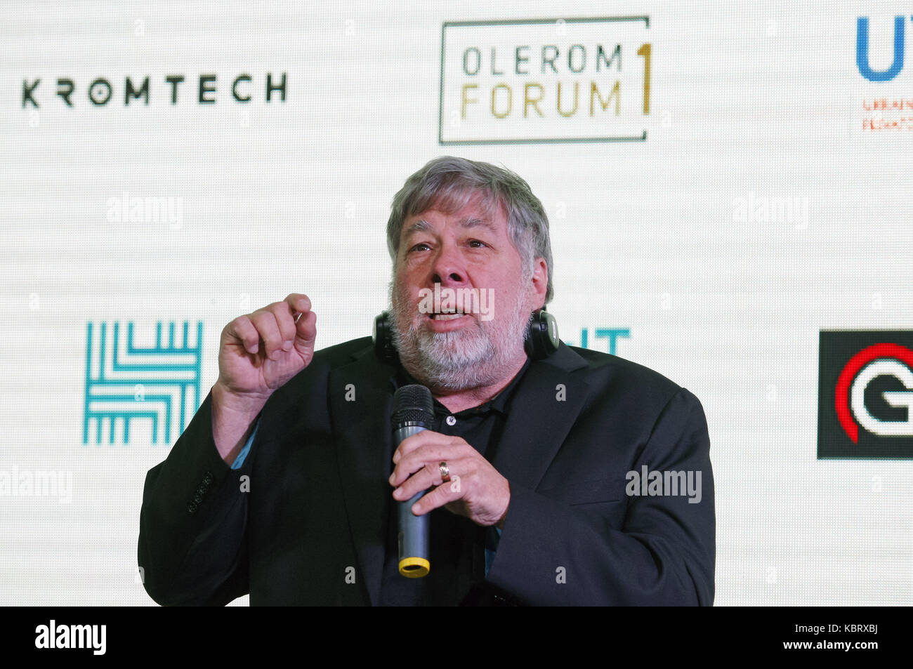 Kiev, Ukraine. 30Th sep 2017. Steve Wozniak, co-fondateur d'apple, prend la parole lors d'une conférence de presse conjointe avec yegor aouchev de chef de projet "cyber guard' et co-fondateur de 'hacken' monnaie budorin crypto ukrainien Dmytro (non représenté) à propos de la cybersécurité, la monnaie et les pirates de crypto-blanc, dans le cadre du troisième forum international sur la cybersécurité 'hack', dans l'aéroport "am See", près de Kiev, Ukraine, le 30 septembre 2017. crédit : serg glovny/zuma/Alamy fil live news Banque D'Images