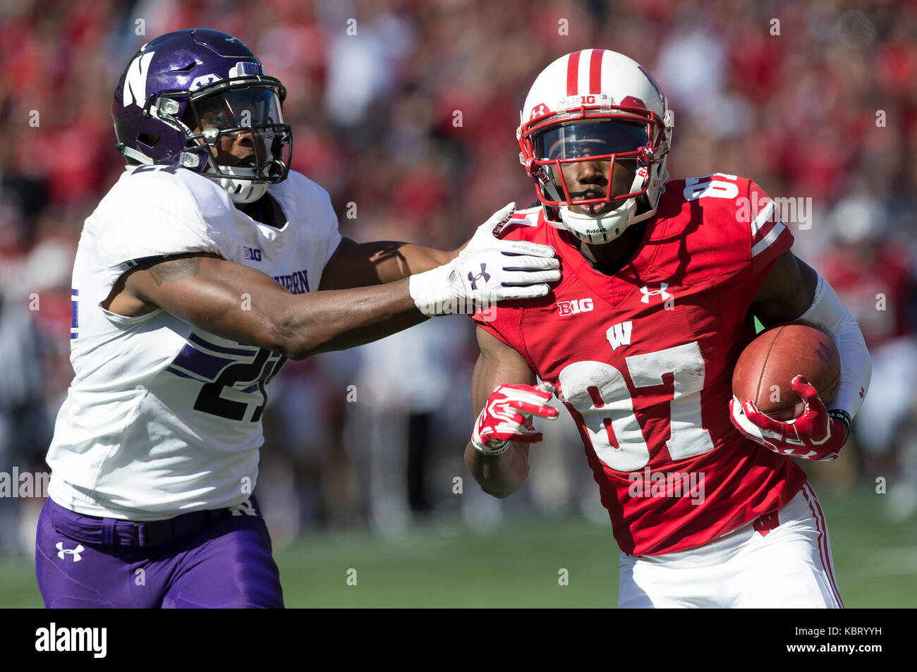 Madison, WI, USA. Sep 30, 2017. Wisconsin Badgers wide receiver Quintez Cephus # 87 s'exécute après la capture sur un chantier 61 col au cours de la NCAA Football match entre le nord-ouest et les Wildcats Wisconsin Badgers au Camp Randall Stadium à Madison, WI. Le Wisconsin a défait le nord-ouest de 33-24. John Fisher/CSM/Alamy Live News Banque D'Images