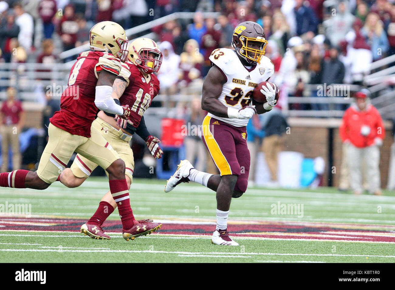 Alumni Stadium. Sep 30, 2017. MA, USA ; Central Michigan Chippewas Kumehnnu Gwilly running back (33) s'exécute avec le ballon au cours de la première moitié de la NCAA football match entre la Central Michigan Chippewas et Boston College Eagles à Alumni Stadium. Boston College Central Michigan défait 28-8. Anthony Nesmith/CSM/Alamy Live News Banque D'Images