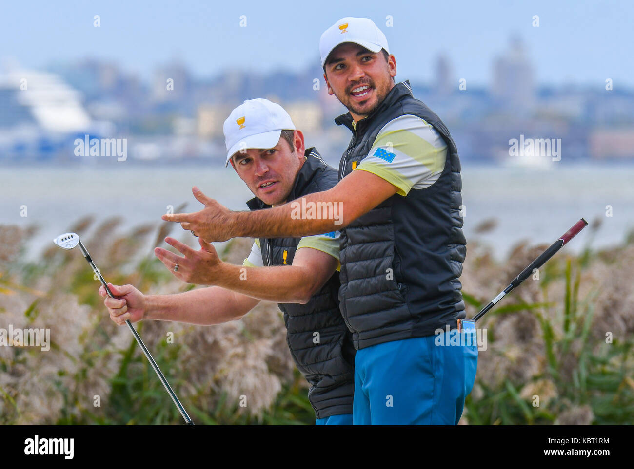 Samedi 30 Septembre 2017 : Jason Day et Louis Oosthuizen de l'équipe internationale ont un rire sur le 10e trou lors de la quatrième ronde de la Coupe des Présidents à Liberty National Golf Course à Jersey City, New Jersey. Gregory Vasil/CSM Banque D'Images