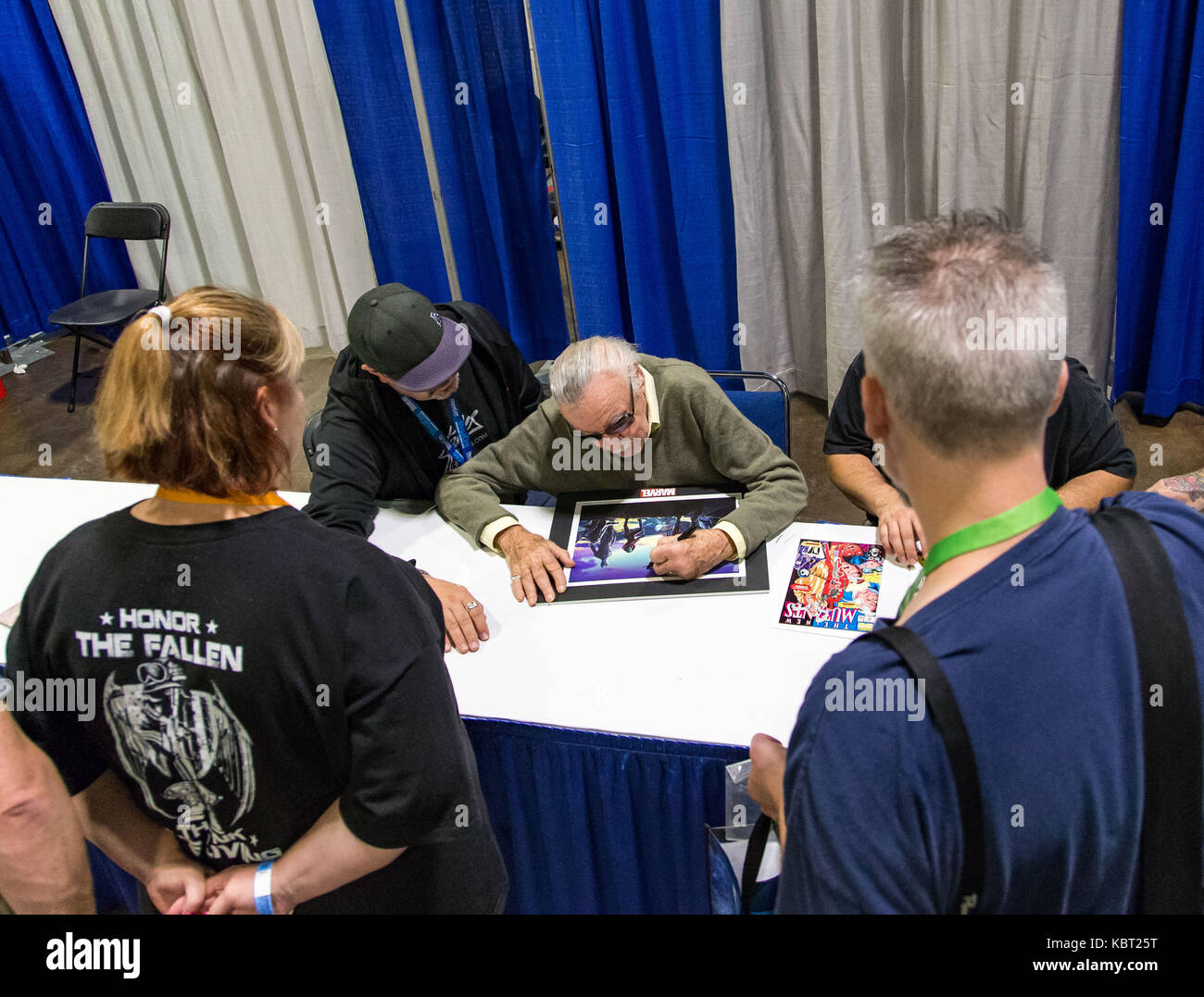 Tampa, Floride, USA. Sep 30, 2017. Stan Lee, signe des autographes pour les fans à MegaCon lieu à du centre de Conventions de Tampa, à Tampa, en Floride. Del Mecum/CSM/Alamy Live News Banque D'Images