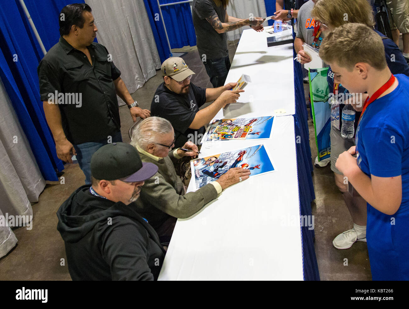 Tampa, Floride, USA. Sep 30, 2017. Stan Lee, signe des autographes pour les fans à MegaCon lieu à du centre de Conventions de Tampa, à Tampa, en Floride. Del Mecum/CSM/Alamy Live News Banque D'Images
