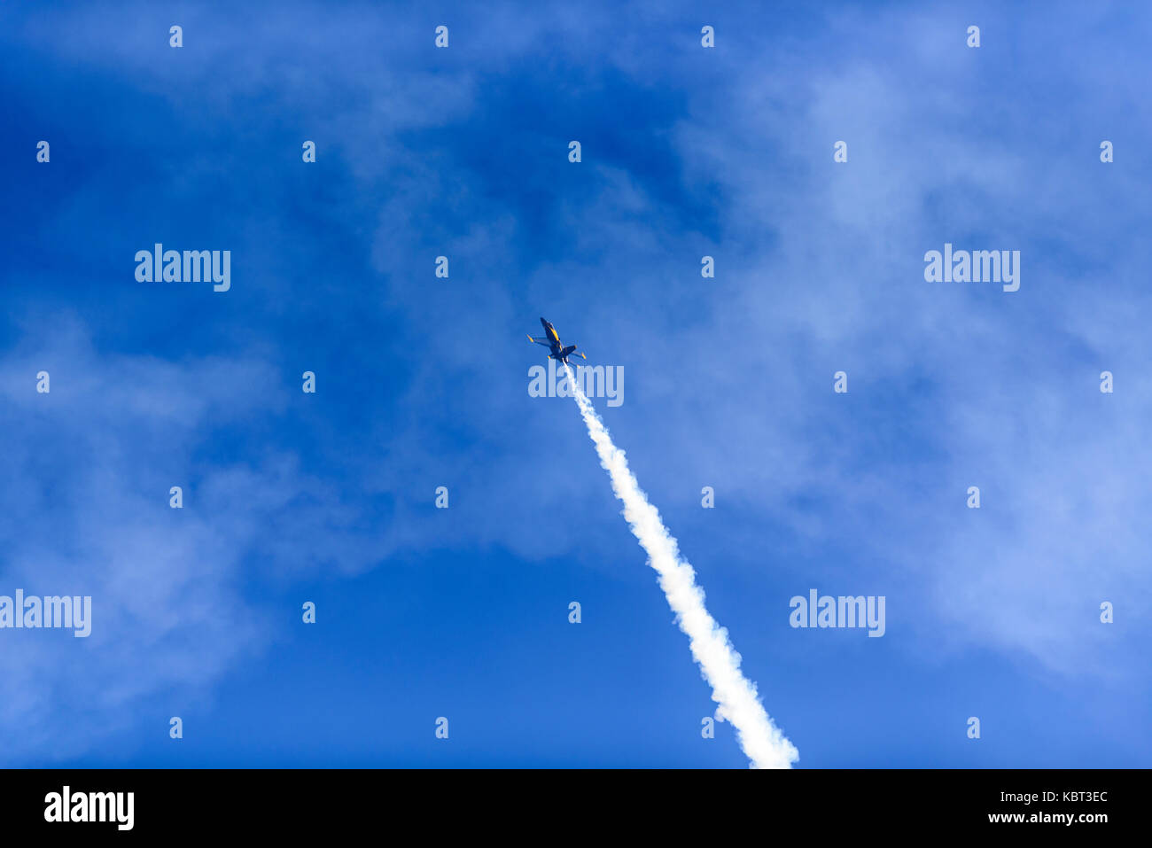 Huntington Beach, Californie, USA. 30 Septembre, 2017. Les Angles bleu titre la plage Huntington Breitling Air Show sur la ville's beach et emblématiques du pier. Credit : Benjamin Ginsberg/Alamy Live News. Banque D'Images