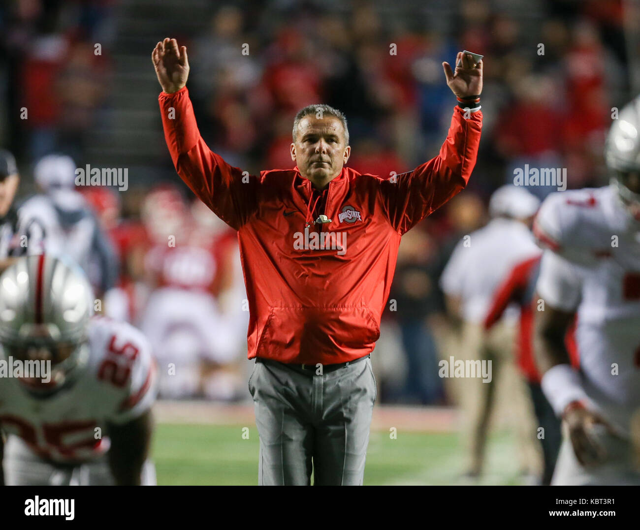 Piscataway, NJ, USA. Sep 30, 2017. Urban Meyer montre ce qui ressemble à un touché avant un match de football entre les NCAA Ohio State Buckeyes et la Rutgers Scarlet Knights à High Point Solutions Stadium à Piscataway, New Jersey Mike Langish/Cal Sport Media. Credit : csm/Alamy Live News Banque D'Images