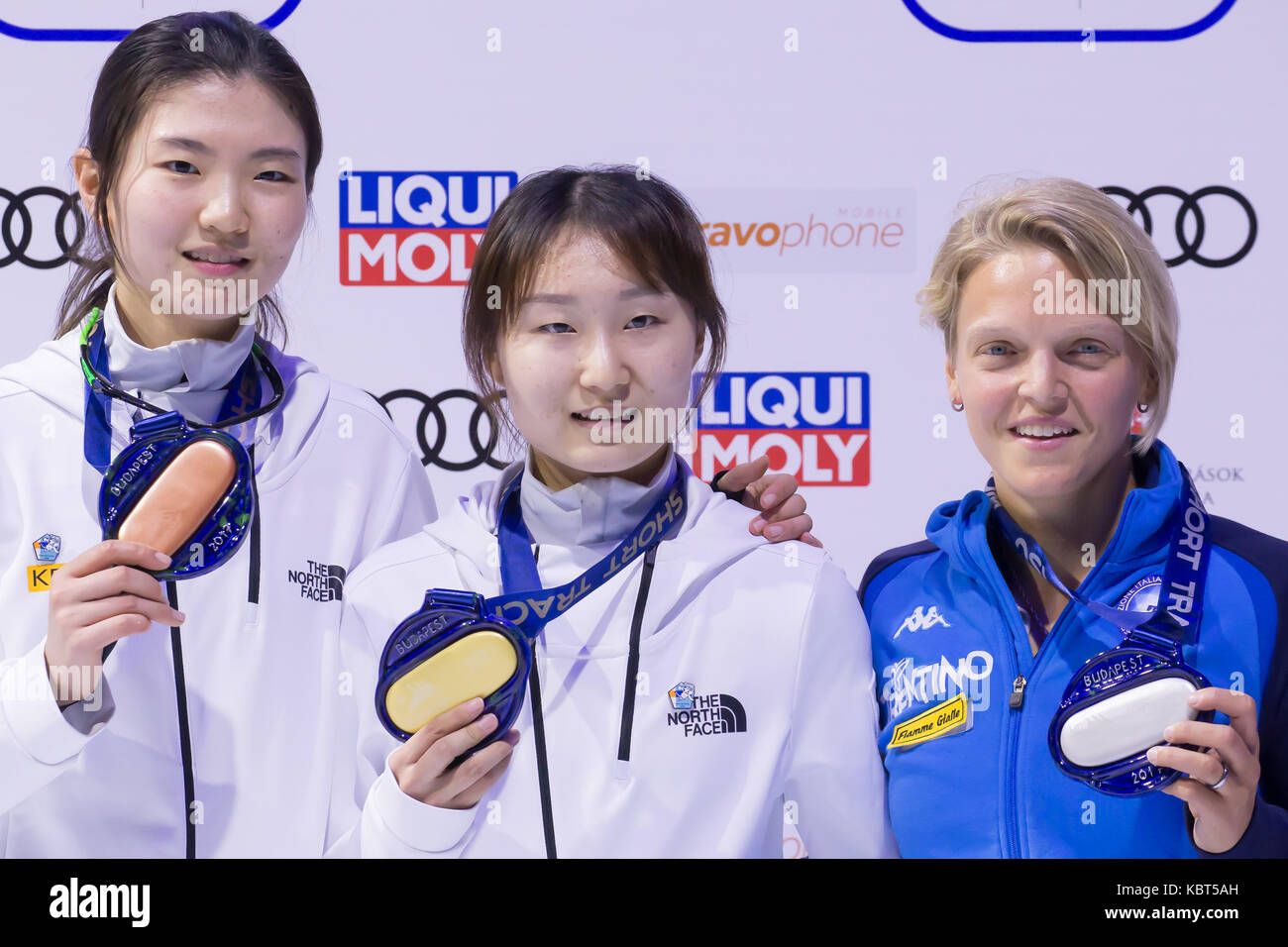 Budapest, Arianna Fontana (r) de l'Italie et la médaille de bronze de la cale suk hee Corée du Sud pour assister à la cérémonie du 500m femmes lors de la finale de la coupe du monde isu audi de courte piste, à Budapest. Sep 30, 2017 Médaille d'or. choi min jeong (c) de la Corée du Sud, médaillé d'Arianna Fontana (r) de l'Italie et la médaille de bronze de la cale suk hee Corée du Sud pour assister à la cérémonie du 500m femmes lors de la finale de la coupe du monde isu audi de courte piste, à Budapest, Hongrie sur sept. 30, 2017. choi min jeong a remporté la médaille d'or avec un temps de 43,646 secondes. crédit : attila volgyi/Xinhua/Alamy live news Banque D'Images