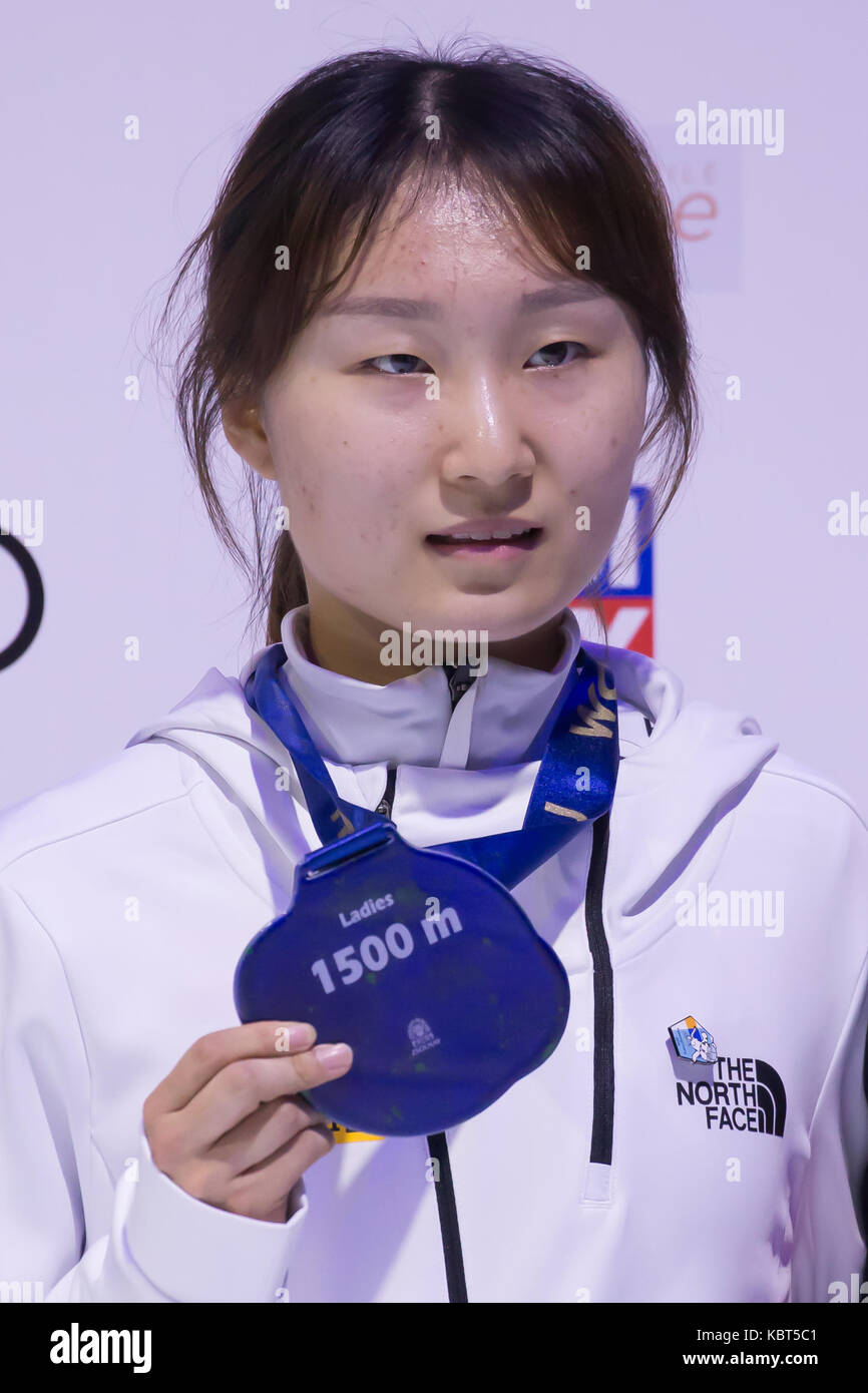 Budapest. Sep 30, 2017 Médaille d'or. choi min jeong de Corée du Sud participe à la cérémonie pour les 1500m à la finale de la coupe du monde isu audi de courte piste, à Budapest, Hongrie sur sept. 30, 2017. choi min jeong a remporté la médaille d'or avec un temps de 2 minutes 33,025 secondes. crédit : attila volgyi/Xinhua/Alamy live news Banque D'Images