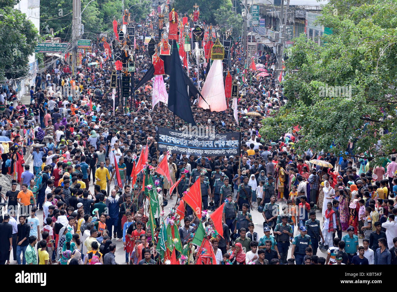 Dhaka, Bangladesh. 1er octobre 2017. flagellés chiite bangladais eux-mêmes avec des chaînes et des couteaux pendant le saint jour de l'ashoura à Dhaka, au Bangladesh. chiites mark ashoura, le dixième jour du mois de Muharram, pour commémorer la bataille de Karbala quand l'imam Hussein, petit-fils du prophète Mohammed, a été tué. crédit : sk Hasan Ali/Alamy live news Banque D'Images