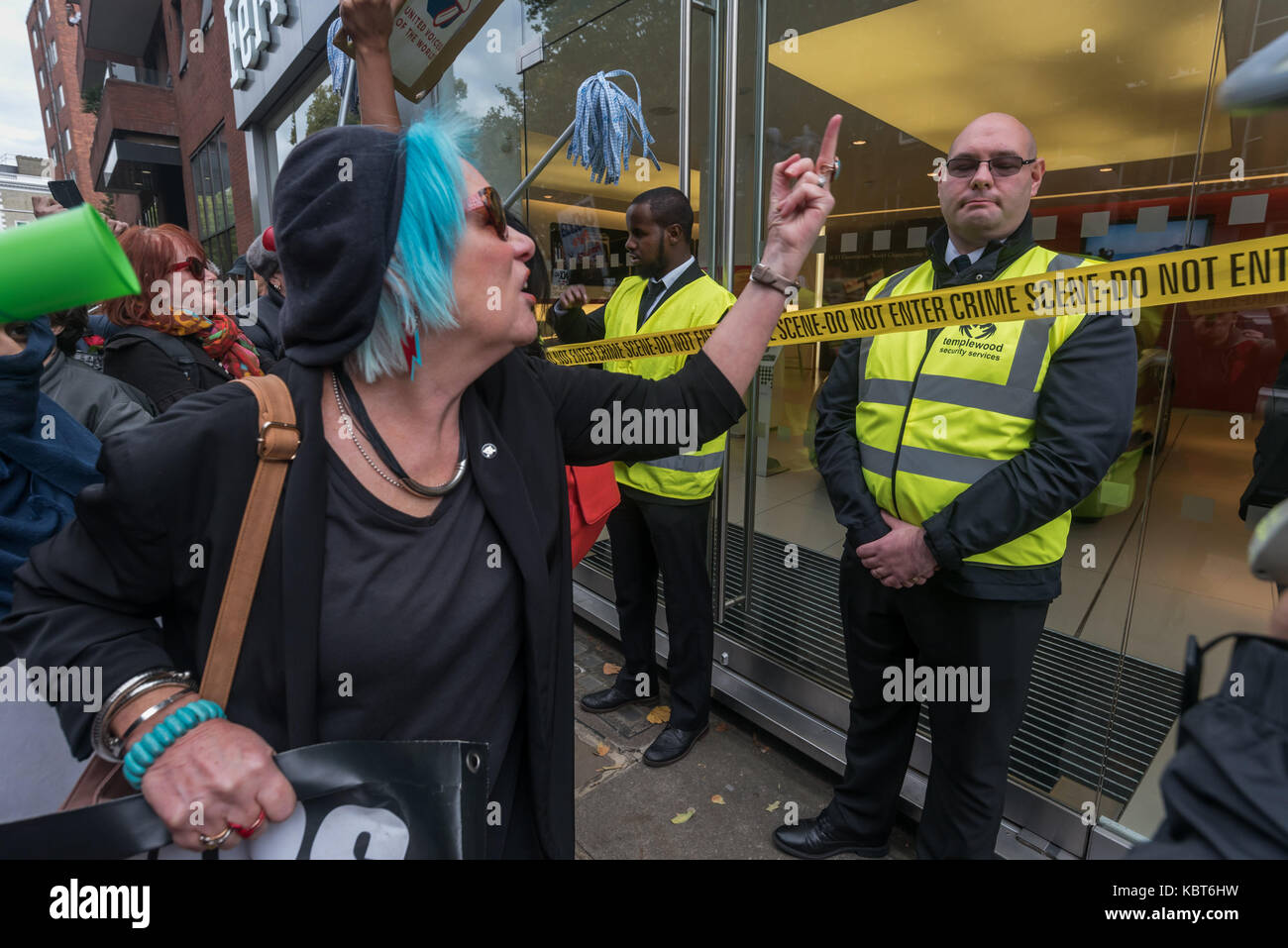 30 septembre 2017 - London, UK. 30 septembre 2017 manifestants à l'extérieur de la danse. showroom ferrari de luxe kensington fleuristes hr Owen à l'organisation des voix de l'Organisation mondiale du commerce Union européenne protester contre leur demander de rétablir leurs deux nettoyeurs suspendu sans traitement parce qu'ils ont demandé à être payés un salaire minimum vital pour le nettoyage de la Ferrari/maserati showrooms. cleaners angelica valencia et freddy lopez ont été soutenues par l'uvw, et d'autres groupes, y compris une guerre de classe et la rcg. autour d'une centaine de manifestants ont défilé à partir de la station South Kensington, protestant contre l'extérieur de la Lamborghini showro brièvement Banque D'Images