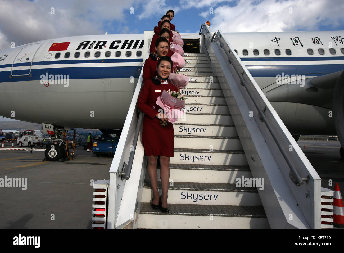 Athènes, Grèce. 30Th sep 2017. hôtesses de Airbus A330-200 d'air china holding bouquets de poser dans l'escalier après l'atterrissage à l'aéroport international d'Athènes, à Athènes, en Grèce, sur sept. 30, 2017. d'un Airbus A330-200 d'Air China a atterri à l'aéroport international d'Athènes (AIA) le samedi matin, inaugurant le premier vol direct d'athènes à Pékin. crédit : marios lolos/Xinhua/Alamy live news Banque D'Images
