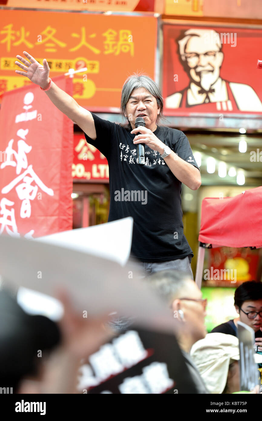 Hong Kong. 1er octobre 2017. militant pro-démocratie, Leung kwok-hung, connu comme ''long-hair'' à vagues les marcheurs et les réponses à leur supporthong kong 68ème journée nationale est marquée par un rassemblement de masse. divers partis politiques ont appelé à la manifestation à la lumière des récents répression de ceux qui s'élèvent contre ce qu'ils considèrent comme la désintégration de la loi fondamentale et la 'un pays, deux systèmes'' .surnommé le "rassemblement anti-autoritaire-plus de la répression politique. crédit : zuma Press, Inc./Alamy live news Banque D'Images