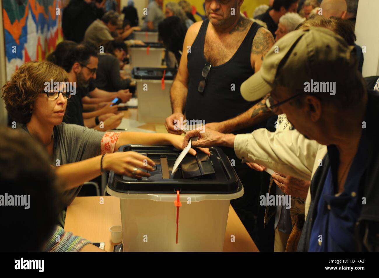 Barcelone, Espagne. 1 oct 2017, pénitents et Vall d'hebron quartiers de Barcelone, Espagne : étudiants ont organisé des veillées de nuit dans les bureaux de vote pour empêcher leur fermeture et les électeurs contre les pannes d'internet et les fortes pluies d'exercer leur droit de vote dans le référendum sur l'indépendance catalane. Malgré les craintes, la police a gardé un profil bas et n'interfèrent pas avec le vote. crédit : Luc peters/Alamy live news Banque D'Images