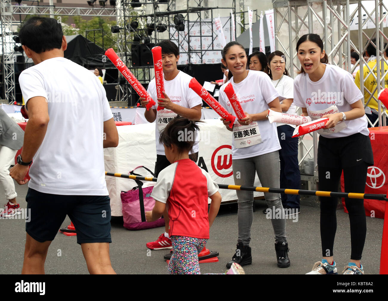 Tokyo, Japon. Sep 30, 2017 Miss Univers 2007. Riyo Mori (r), l'ancien patineur artistique Miki Ando (c) et Takahiko Kozuka (l) bravo pour les coureurs à un organisme de bienfaisance pour exécuter les jeux olympiques spéciaux à la salle d'exposition de toyota mega web dans Tokyo le samedi, Septembre 30, 2017. quelque 1 800 personnes ont participé à l'événement de bienfaisance comme Jeux olympiques spéciaux du Japon se tiendra à Aichi en 2018. crédit : yoshio tsunoda/aflo/Alamy live news Banque D'Images