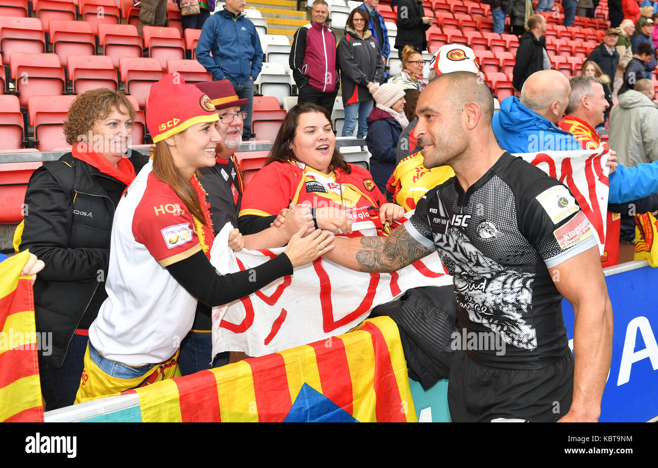 Des dragons catalans' paul aiton célèbre avec les fans comme des dragons catalans retour à la super league après la super league befred millions livre jeu à leigh sports village. Banque D'Images