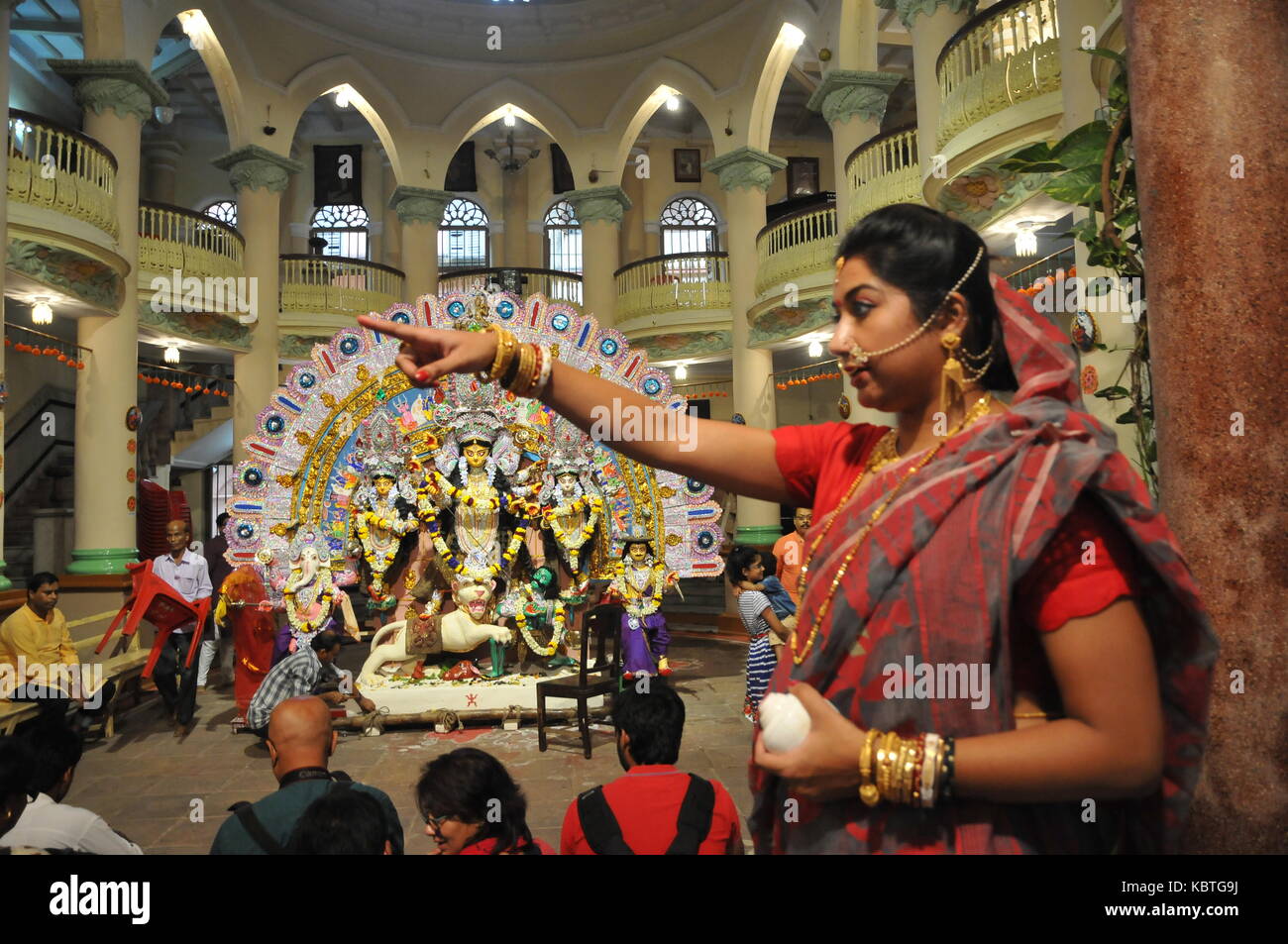 Les femmes mariées indiennes rituel effectuer baran au cours de la dernière journée du festival de Durga puja à Calcutta. Banque D'Images