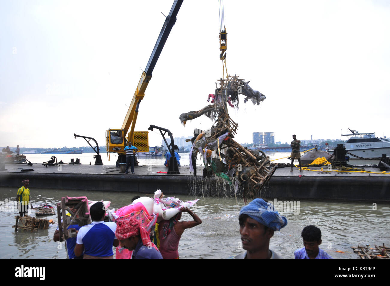 Les travailleurs indiens transportant l'idole de la Déesse Durga hindou de l'immersion sur les rives du Gange Banque D'Images