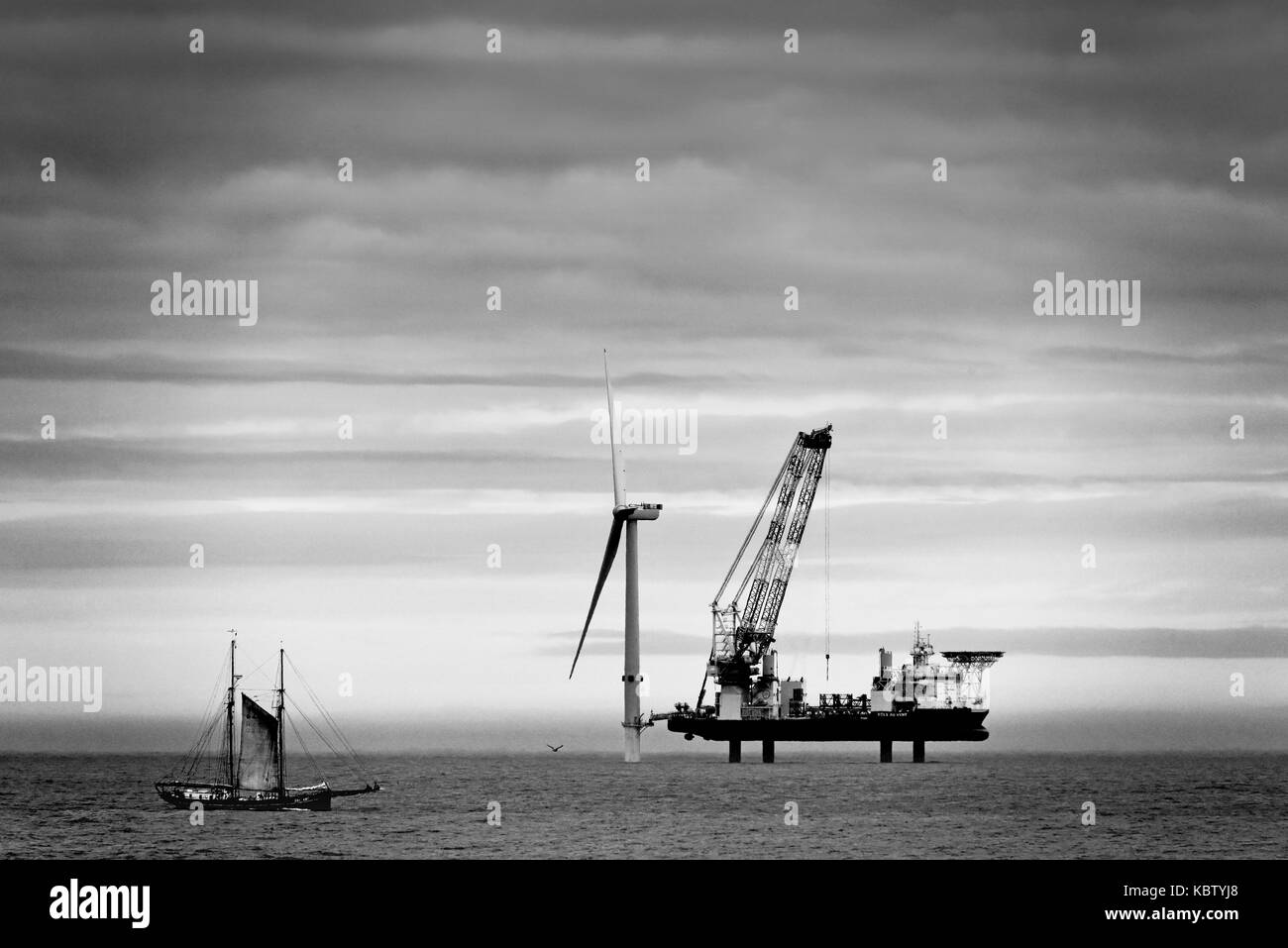 Whitley Bay Mer du Nord avec le chaland vole au vent l'installation de l'éoliennes offshore faite à la cour de Neptune et les vents goélette powered by gallant Banque D'Images