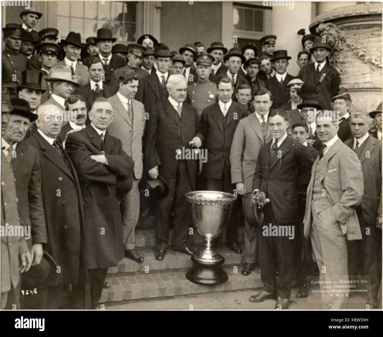 Comité 1915 avec coupe Vanderbilt Banque D'Images