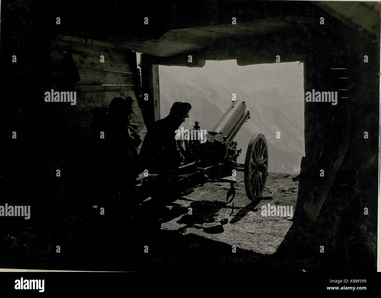 Photographie du Gebirgskanone (canon de montagne) de 7,5 cm en usage pendant la première Guerre mondiale, datée du 13 mars 1918. L'image montre le canon en action sur le champ de bataille, soulignant son rôle dans les opérations d'artillerie pendant le conflit. Banque D'Images