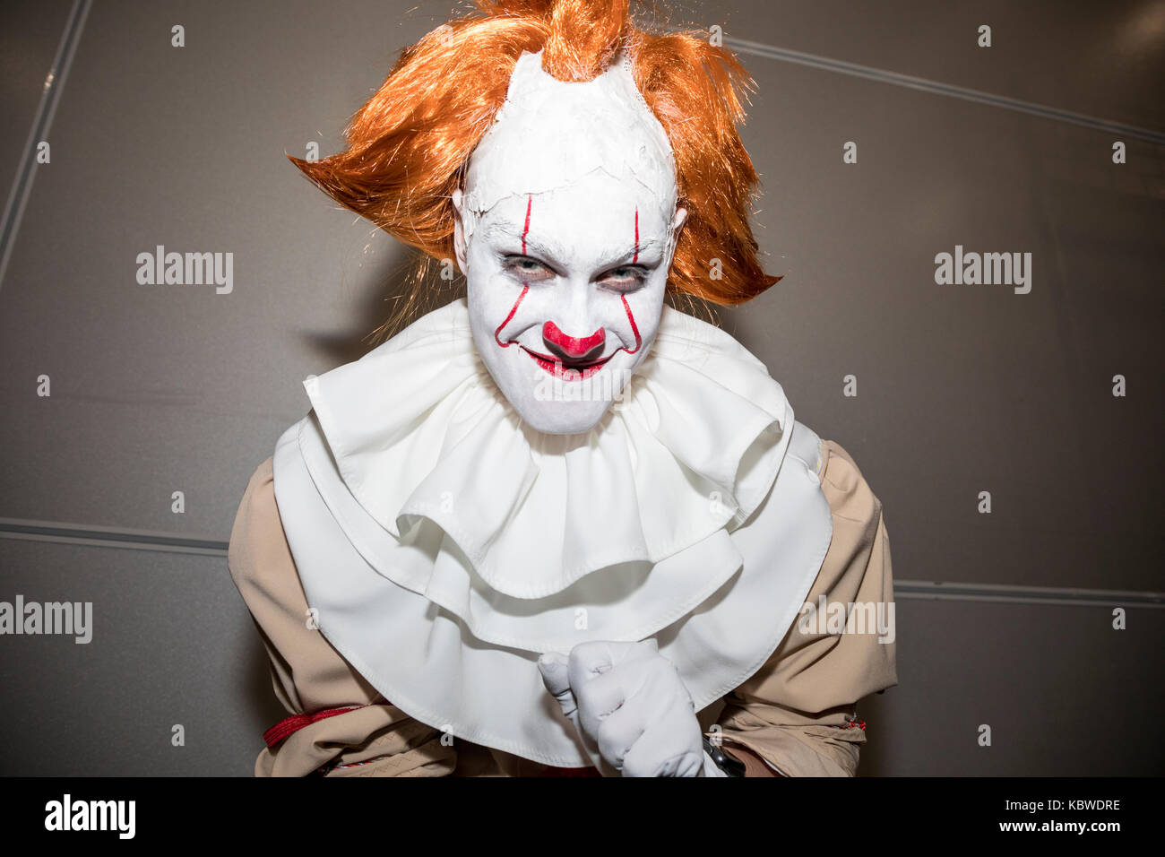 Un homme en costume de clown à l'exposition 'Igromir' à Moscou, Russie Banque D'Images