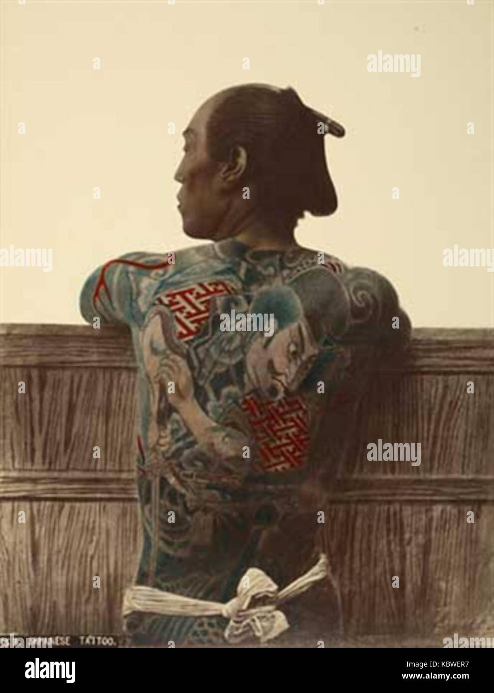 Une photographie de Kusakabe Kimbei représentant un tatouage japonais, capturant l'art complexe et l'importance culturelle du tatouage au Japon pendant l'ère Meiji. Banque D'Images