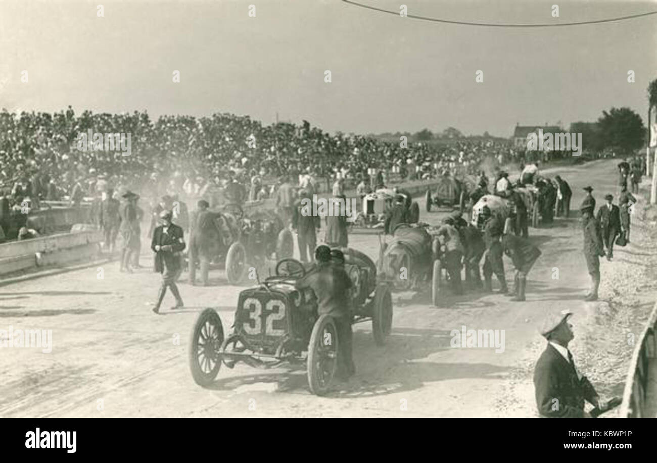 Le Grand Prix américain de 1912, organisé à Milwaukee, est un événement sportif majeur dans l'histoire des courses automobiles du début du XXe siècle. Cet événement a marqué un moment charnière dans le développement de la course automobile américaine et a attiré des participants notables. La course s'inscrivait dans le cadre d'un effort plus large visant à promouvoir les progrès automobiles et la culture de la course automobile aux États-Unis Banque D'Images