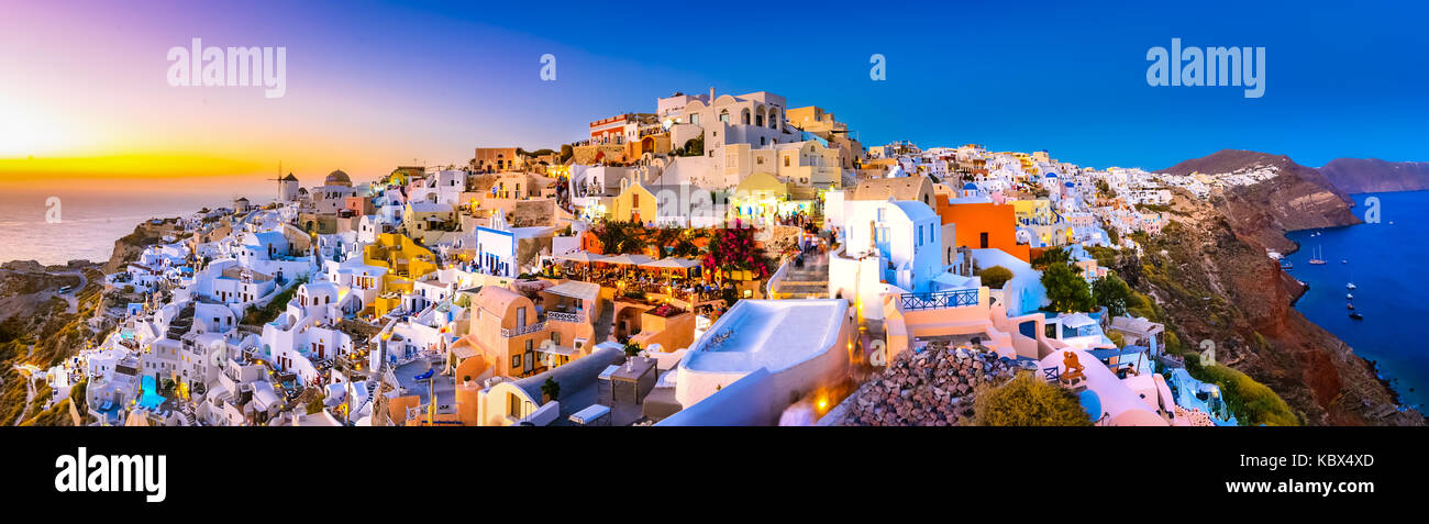 Vue panoramique de la ville d'Oia, Santorin, Grèce au coucher du soleil. et traditionnel célèbre maisons blanches et d'églises aux dômes bleus sur la caldeira, ae Banque D'Images