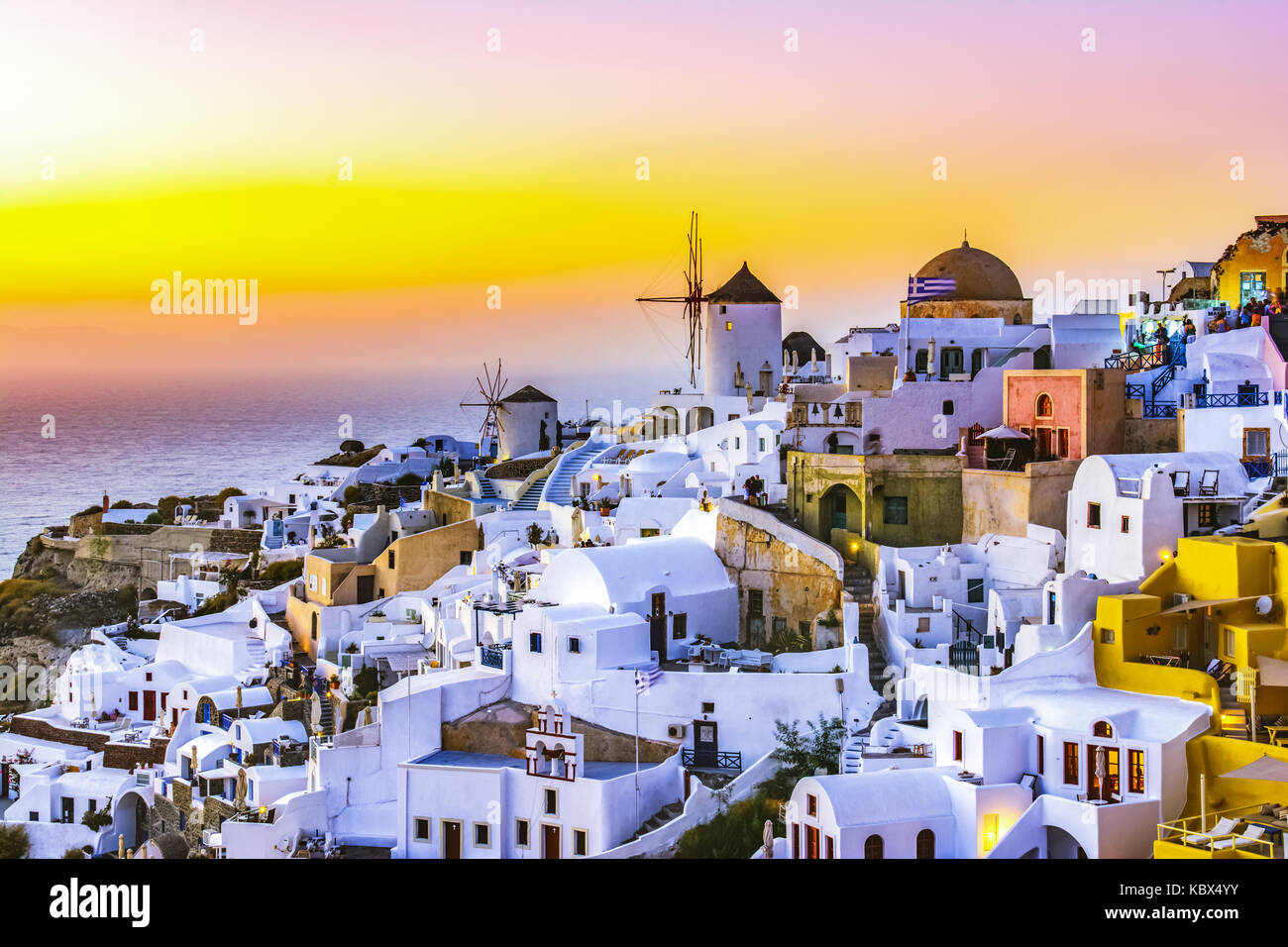 Coucher du soleil à Oia, Santorin, Grèce. et traditionnel célèbre white maisons et églises aux dômes bleus sur la caldeira, la mer Égée. Banque D'Images
