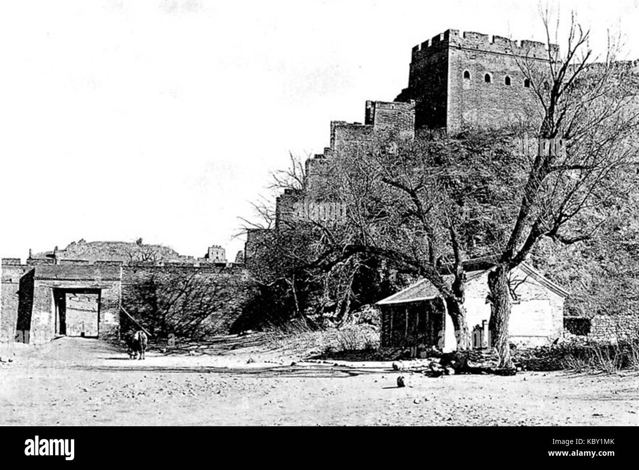 Nordthor était un personnage figurant dans le récit historique de la Grande Muraille de Kupekon. Cette image particulière met en valeur un moment de l'histoire de l'exploration de la structure emblématique par Nordthor. Banque D'Images