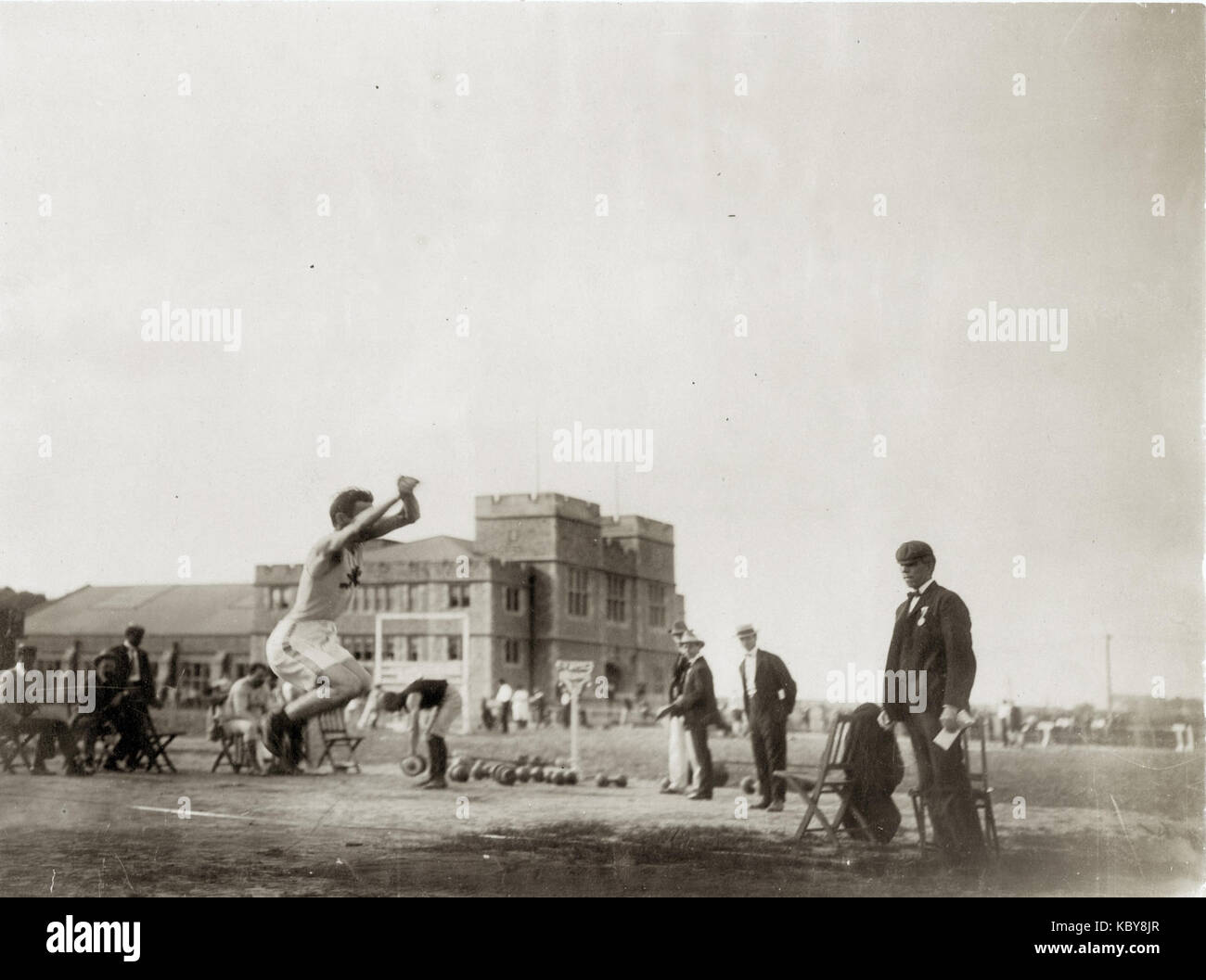 Jeux Olympiques de 1904, F. Englehardt, Mohawk Athletic Club, New York City, remportant la deuxième place dans le Hop, Step et sauts Banque D'Images