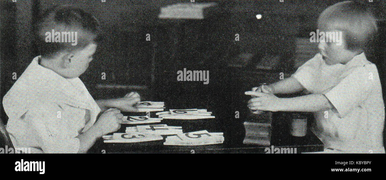 Cette image montre des enfants qui interagissent avec des dispositifs éducatifs Montessori, conçus pour favoriser l’apprentissage et le développement par des activités pratiques dans un environnement structuré. Banque D'Images