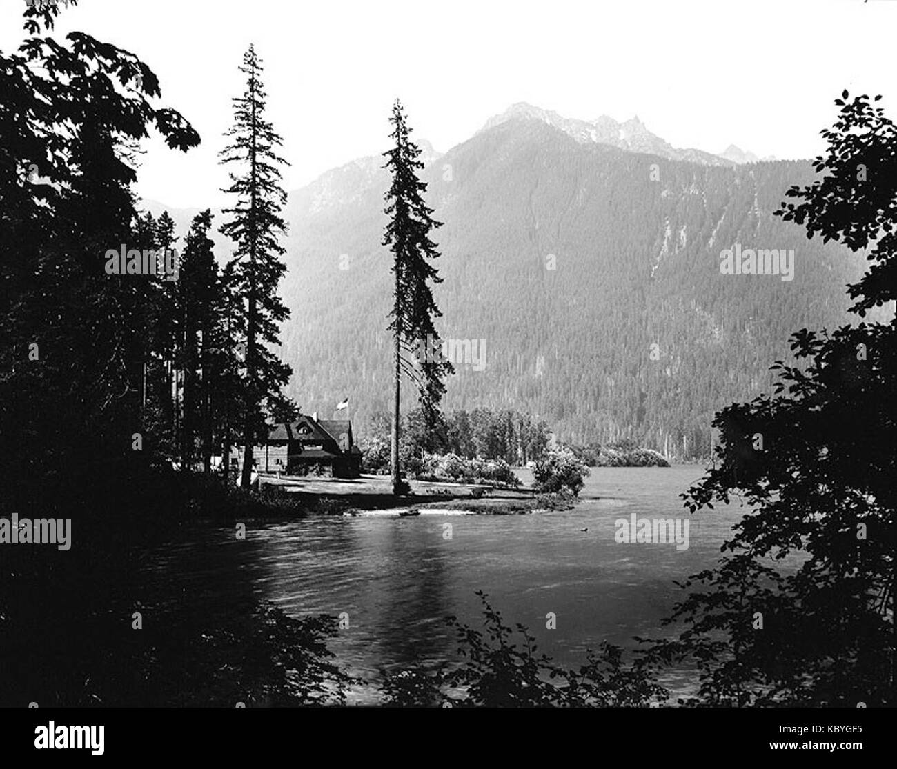 L'hôtel Antlers, situé sur le lac Cushman à Washington, est montré ici vers 1906. Cette image offre un aperçu de la culture de la station balnéaire du début du XXe siècle, l'hôtel servant de refuge populaire dans la région. Banque D'Images